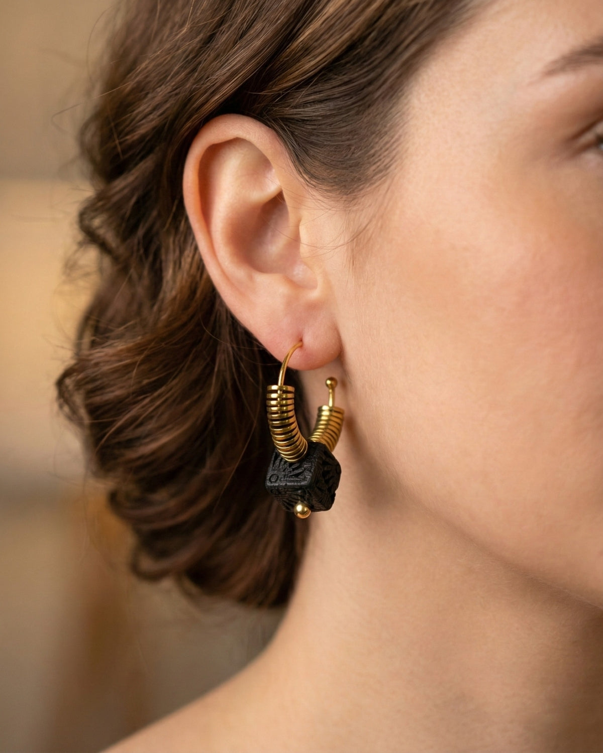 ARRACADA CON HEMATITA CUBO BARRO NEGRO