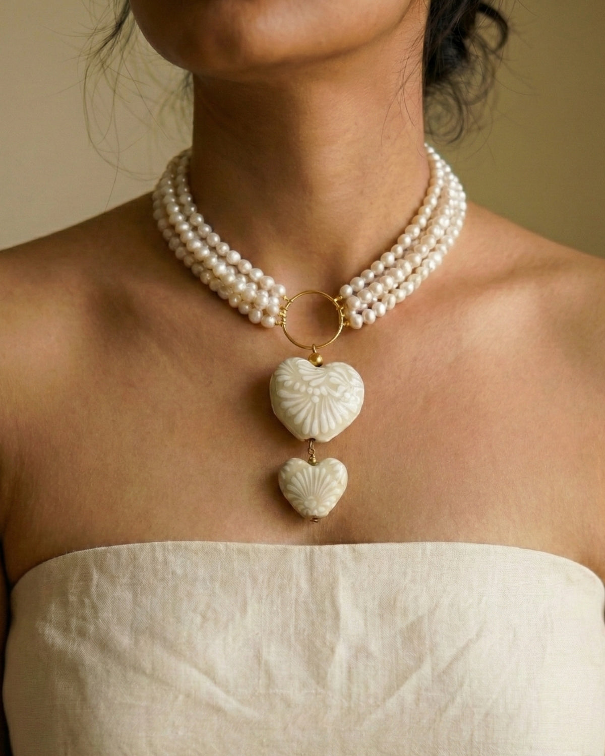 COLLAR PERLA GRIS DOS CORAZONES