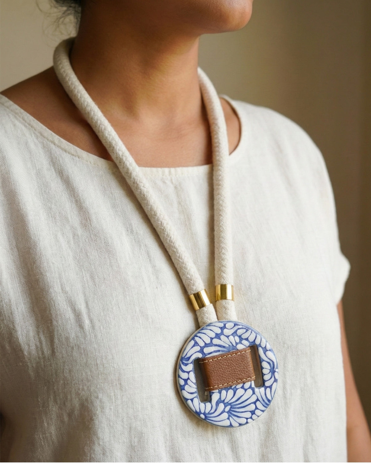 COLLAR CORDON BEIGE GRUESO, PIEL ANILLOS DORADOS, Y CIRCULO DE TALAVERA GRANDE