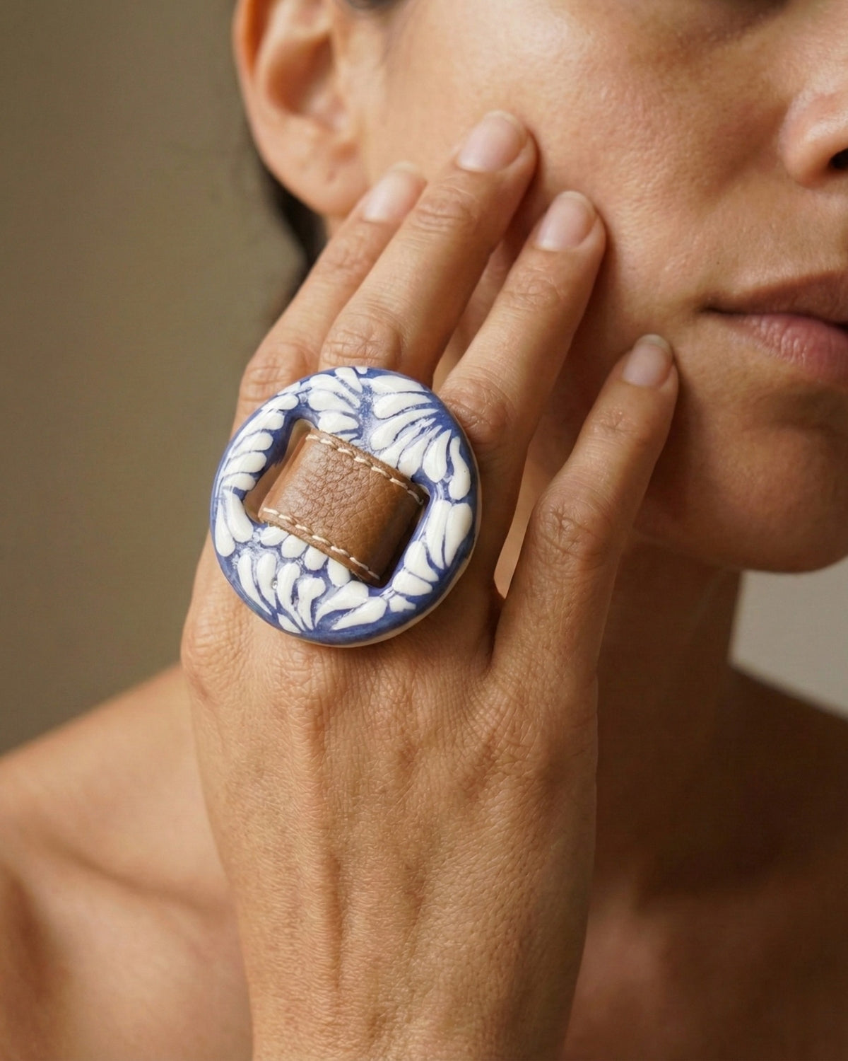 ANILLO BASE DORADA PIEL Y CIRCULO DE TALAVERA MEDIANO