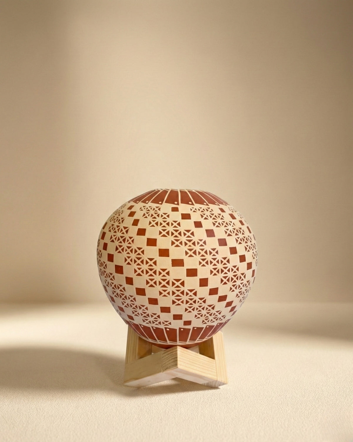 OLLA ROSA CON CUADROS BLANCOS