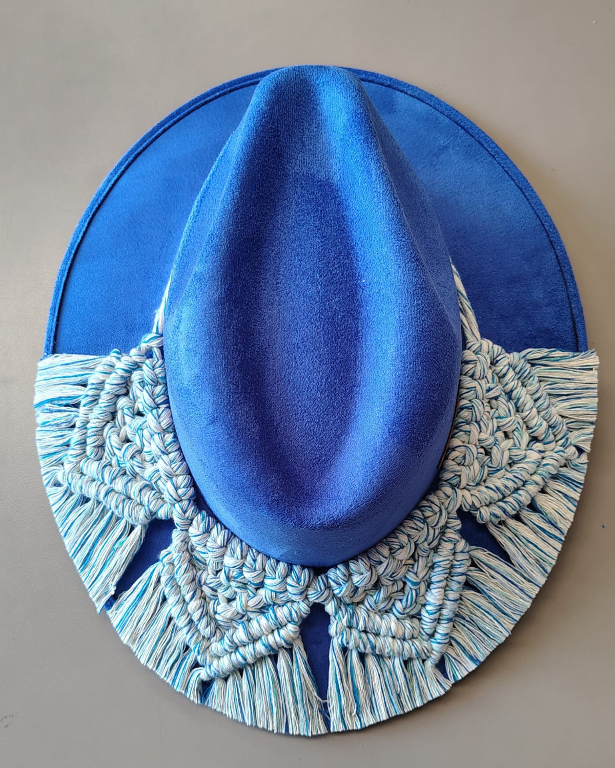 SOMBRERO TRIÁNGULOS AZULES