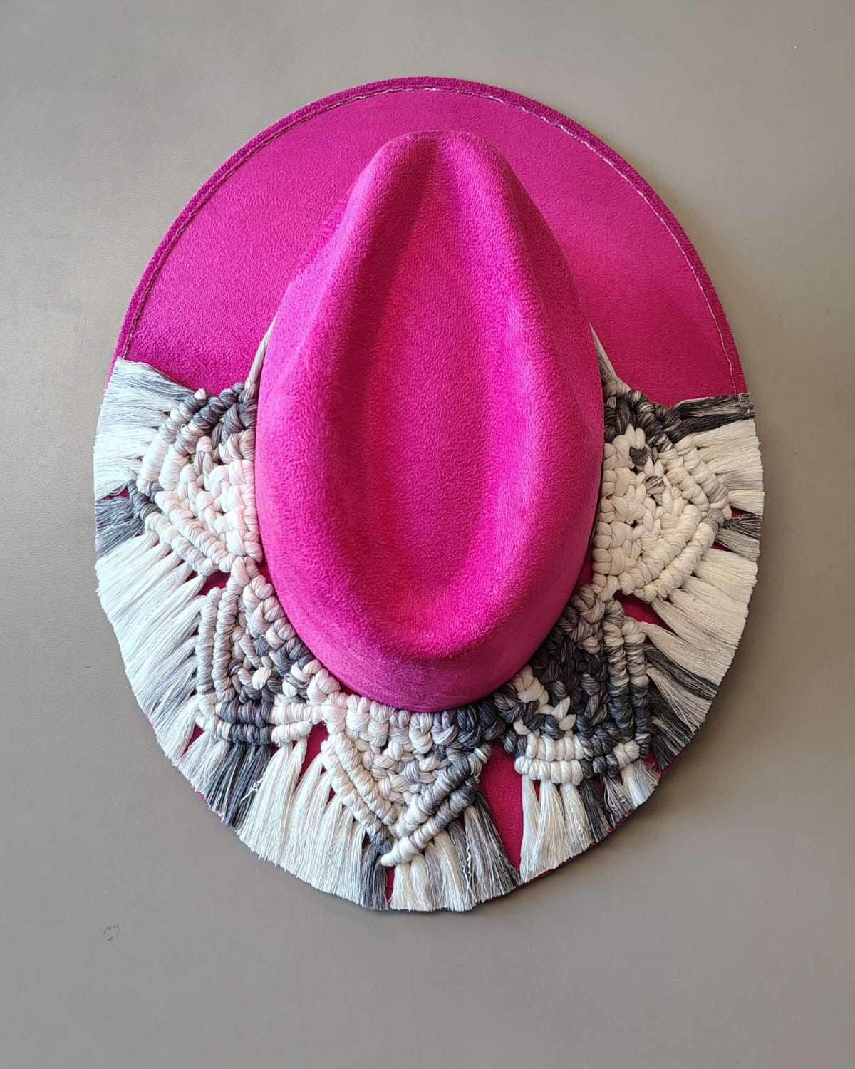 SOMBRERO TRIÁNGULOS FUCHSIA