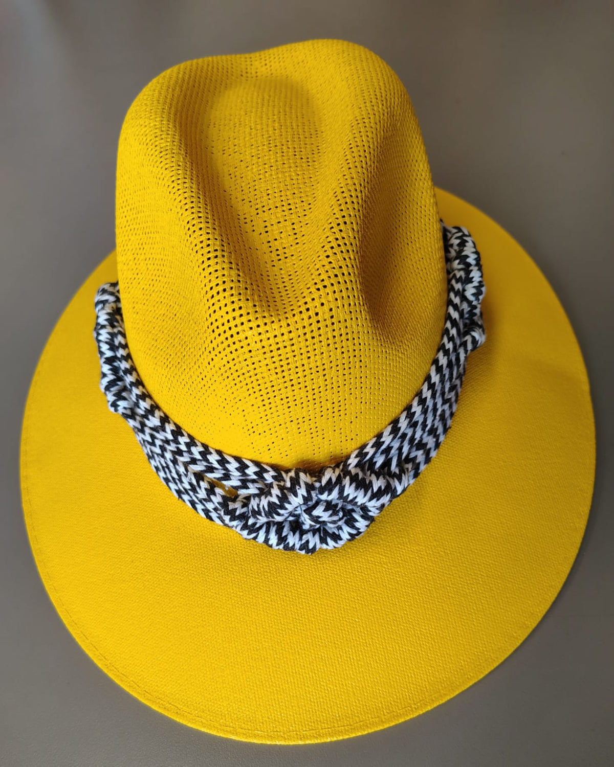 SOMBRERO OJOS AMARILLO